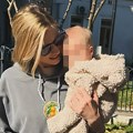 Муж јој има хотел у црној гори, а она највише ужива код куће: Невена Божовић се снимила са сином у тренерци: Коса разбарушена…