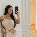 Uživa u stanu od 105 kvadrata: Naša pevačica se snimila na terasi u svilenoj spavaćici: Bez šminke izašla da se sunča (foto)…