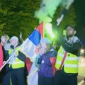 Studenti iz Novog Pazara dočekani uz povike "pumpaj", baklje i konfete u Kraljevu