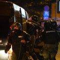 Policija razbila kordon građana: Jaka snaga sa opremom odgurala demonstrante i opkolila autobus Milomira Jaćimovića ispred…