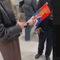 VIDEO Neprijatnosti za navijače Srbije: Obezbeđenje im oduzelo zastave, pretvorilo se u mučnu scenu
