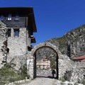 Šest mladića iz Crne Gore privedeni kod Prizena jer su razvili zastavu Srbije
