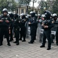 Policija traži "Betmena" Hvata lopove i vezuje ih za bandere u Meksiku: Crta im brkove, a na ružičastom papiru ostavlja…