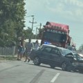 Jedno vozilo potpuno smrskano, drugo završilo u jarku Teška nesreća kod Šapca: Stvaraju se gužve (foto)