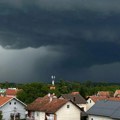 Nevreme stiglo u region! Izdato upozorenje: "Moguća su oštećenja na imovini, olujni udari vetra i grad"
