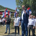 Vučić s narodom kod Petrove crkve
