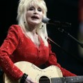 Zastave u SAD biće nedelju dana na pola koplja u čast kantri zvezde Doli Parton: "Nikada neće biti nikoga poput nje"
