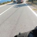 Centimetri do strašne smrti! Objavljen jeziv video sa motoputa, motociklista sve zabeležio kamerom