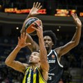 POLUVREME: Tvrd meč, Partizan sveo Fener na samo 25 poena
