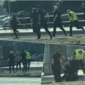 Drama u centru Sarajeva: Policajci savladali stranca s nožem na tramvajskoj stanici (foto, video)