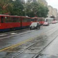 "Nije svestan šta radi": Mladić se vozio Beogradom zakačen na tramvaj: Ljudi užasnuto posmatrali ovaj nepromišljeni čin…