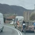 Neverovatan prizor na jednoj od najopasnijih deonica u Srbiji: Biciklisti se "zakačili" za teretni kamion