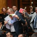 FOTO: Poslanici opozicije na sednicu parlamenta doneli Oskare sa Vučićevim imenom