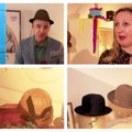 „Kada imam dobar šešir sve mi lepo stoji“: Otvorena jedinstvena izložba šešira u Etnografskom muzeju u Čačku