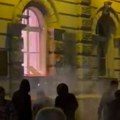 Pogledajte Trenutak kad je zapaljena Gradska kuća: Ubačena baklja kroz prozor (video)