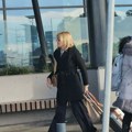 (Video) U crnom kaputu, naočare ne skida: Dijana Đoković napustila Srbiju: Uslikali smo je na aerodromu, vuče svoj kofer