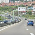 Ako vidite ovaj automobil, zovite policiju: Bele je boje, na sebi im plavu nalepnicu (foto)
