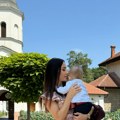(Foto) Katarina Živković krstila sina Stefana: Mališan u narodnoj nošnji i opancima, pevačica blista u cvetnoj haljini