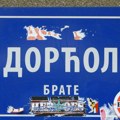 Ulica, tabla limena, na njoj, umesto imena - Dorćol Brate!