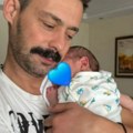 "Sine, teška su vremena…" Milan Vasić pokazao kako uspavljuje sina, njegove reči izazvale su komentare