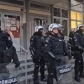 Napeta situacija ispred novosadskog DIF-a