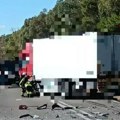Četvoro mrtvih u horor nesreći: Reno sa deset putnika se zakucao u kamion, od siline udara auto se raspao: Jezive slike sa…