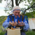 Ima skoro 90 godina, ali svaki dan ide sa motorkom u šumu i posle pravi čabriće za sir: Miroslav iz sela kod Prijepolja je…
