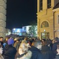 (Foto/video) Protest "Dalje ruke od Miletića": Kordoni policije između studenata i pristalica vlasti u centru Novog Sada