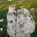 Bivši robijaš služi Bogu u crkvi na vrhu stene visoke 40 metara: Monah Maksim potpuno sam 33 godine živi u kućici, samo 2 puta…