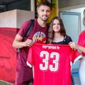 Sportski suvenir kao poklon nade: FK Crvena zvezda i Fondacija Mozzart za porodicu sa Kosova i Metohije