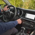 Želite da trošite manje goriva? Pritisnite ovo dugme u automobilu