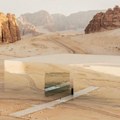 Svetlucava građevina koja treperi usred pustinje