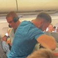 DRAMA NA NEBU Mladić pokušao da otvori vrata aviona na letu Zadar-London (VIDEO)
