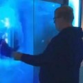 Uporno provocirao ajkulu u akvarijumu: Njen odgovor je bio toliko brutalan da je čoveku pozlilo od straha (video)