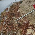 Iščupali saobraćajne znakove i bacili ih u kanal: Vandali ponovo uništavaju imovinu na planini Kablar