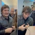 Argentinski predsednik priredio šou u avionu za Davos! Leteo redovnom linijom, pravio selfije, a onda... (video)