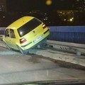 Auto završio na bankini, staklo rasuto svuda po putu: Nesreća na Plavom mostu: Sudarila se dva automobila, saobraćaj otežan…
