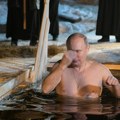 Putin zaronio u ledenu vodu na Bogojavljanje