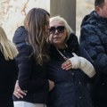Dijana Hrkalović na sahrani brace zatezala Uplakana i bez trunke šminke, svi se pitaju otkud ona tu