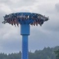 Drama u Zabavnom parku: LJudi zaglavljeni vise naglavačke sa 30 metara, posetioci nisu mogli da gledaju užas (video)