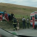 Sleteo sa puta i prevrnuo se na krov, vatrogasci izvlačili putnike Saobraćajna nezgoda na putu ka Zlatiboru (foto)