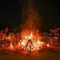 Uživo Srbija na Badnji dan: Veliki broj vernika ispred Hrama Svetog Save, tradicionalno paljenje badnjaka FOTO/VIDEO