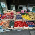 Jagode od 400 do 700 rsd: Jabuke i uvozno povrće skuplje nego lani, sve vrvi od naroda na čačanskoj pijaci