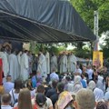 Okupljanje Srba kod manastira Gračanica kako bi proslavili Vidovdan