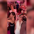 Sanja Marinković u transu zbog cece Ražnatović: Folk diva je razdrmala na svadbi Zorice Brunclik! Voditeljka uvija kukovima sa…