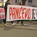 Mediji: Muškarac priveden nakon što je izvadio pištolj na građane koji su blokirali ulice u Pančevu