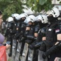 AP: Tenzije u Srbiji porasle od subote, Vučić pojačava pritisak u nameri da suzbije proteste