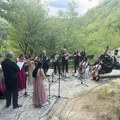 Spoj umetnosti i prirode: Koncert kod vodopada u Gostilju (VIDEO)