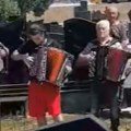 Grobljem odjekuje muzika Četvorica harmonikaša odala počast legendarnom kompozitoru! (video)