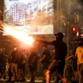 Oklopna vozila, suzavac, batine, rušenje kancelarija Vučićeve SNS: Regionalni mediji o neredima u Srbiji